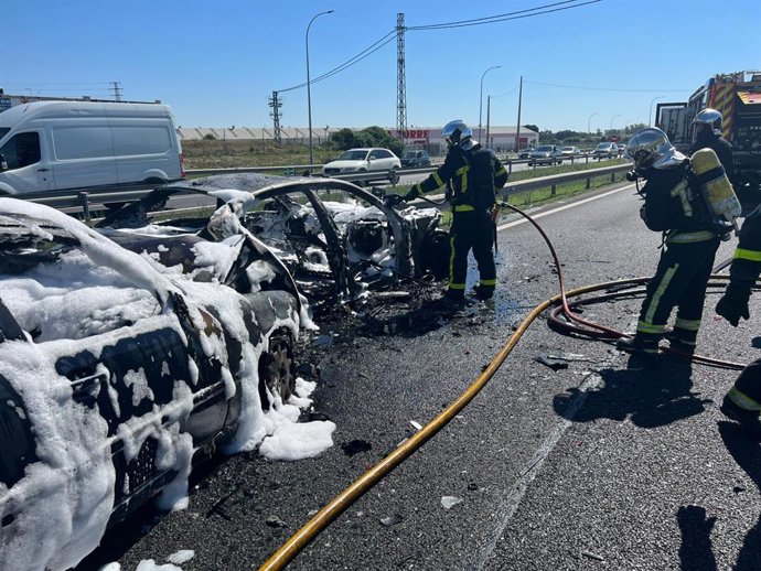 Cuatro heridos leves al chocar y arder dos vehículos en la A-42