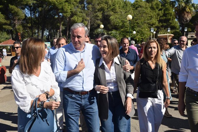 El presidente de Aragón, Jorge Azcón (2i) y la secretaria general del PP, Cuca Gamarra (3i), durante el acto del Día del Afiliado del Partido Popular de Aragón.