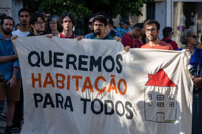 Archivo - June 22, 2023, Lisbon, Portugal: Activists hold a banner during a rally against government measures on housing in Portugal. The event has been organized by the platform Casa para Viver (House for Living) and the movement Porta a Porta - Casa p