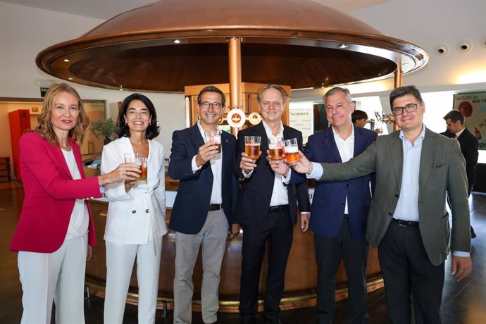 El alcalde de Sevilla, José Luis Sanz, junto con el resto de autoridades en la inauguración de la planta termosolar de Heineken en Mairena del Alcor (Sevilla).