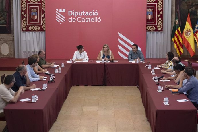 Archivo - La presidenta de la Diputación de Castellón, Marta Barrachina, se reúne con afectados por el proyecto Magda