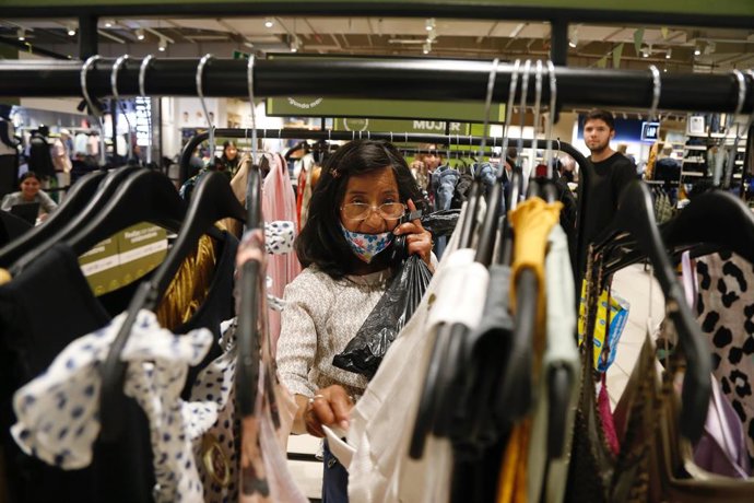 Bogotá. Septiembre 29 de 2023. Falabella realiza la segunda edición de la Feria de Segunda Mano que estará abierta desde el 28 septiembre al 1 de octubre en en centro comercial Titán Plaza. Esta feria consiste en realizar intercambios de ropa usada que