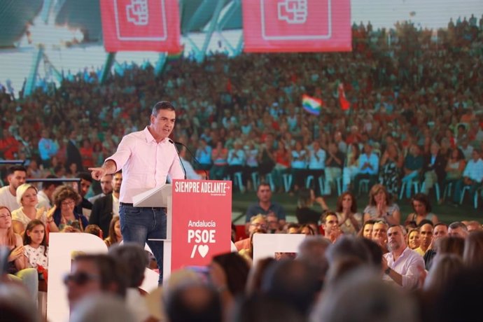 El secretario general del PSOE, Pedro Sánchez, ofrece un mitin en La Rinconada (Sevilla).