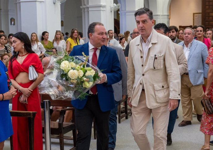 El presidente de la Diputación, David Toscano, realiza una ofrenda floral a la Virgen del Rocío en su Santuario.