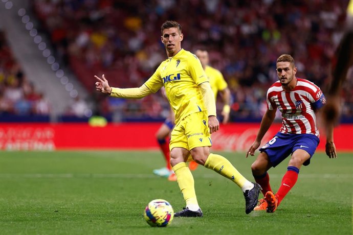 Archivo - Rubén Alcaraz y Koke en el Atlético de Madrid-Cádiz de la pasada temporada