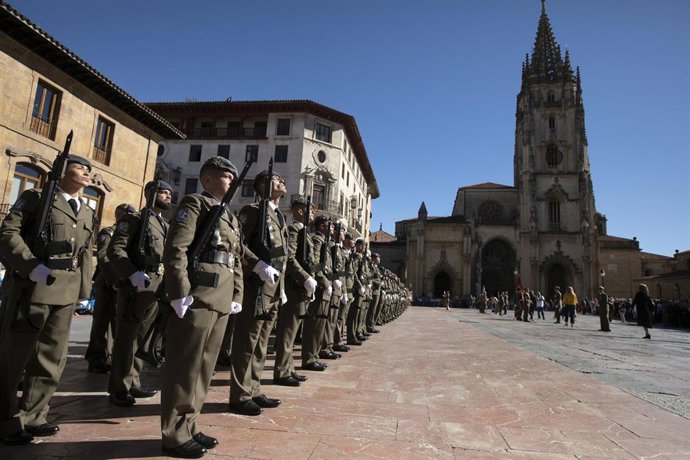 Miembros del regimiento de Infantería 'Principe' n 3 del Ejército de Tierra, durante la Jura de Bandera Civil, en la plaza de la Escandalera, a 30 de septiembre de 2023, en Oviedo, Asturias (España). El Ayuntamiento de Oviedo ha organizado hoy, junto c