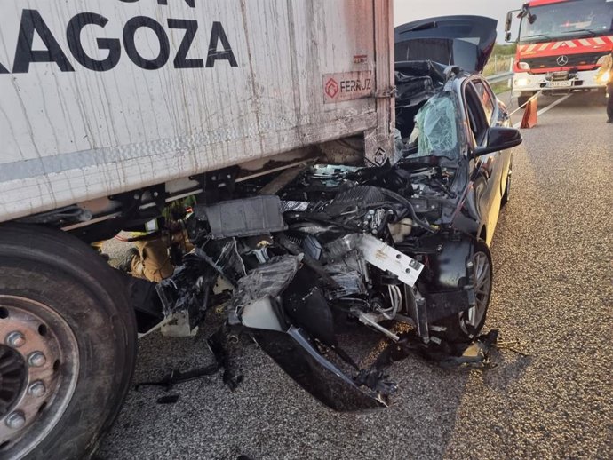 Colisión entre un vehículo y un camión en la A-2.