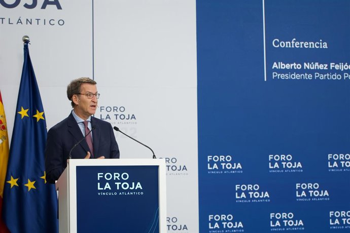 Archivo - El presidente del Partido Popular (PP), Alberto núñez Feijóo, participa en una conferencia durante el foro, a 30 de septiembre de 2022, en la Isla de La Toja, O Grove, Pontevedra, Galicia (España). El Rey inauguró ayer, por cuarto año consecut