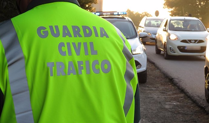 Archivo - Sucesos.- La Guardia Civil investiga a una persona por conducir sin haber obtenido nunca el permiso