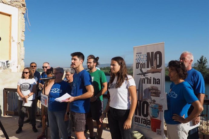 Representantes de entidades sociales en el inicio de la campaña 'D'on no n'hi ha, no en raja'