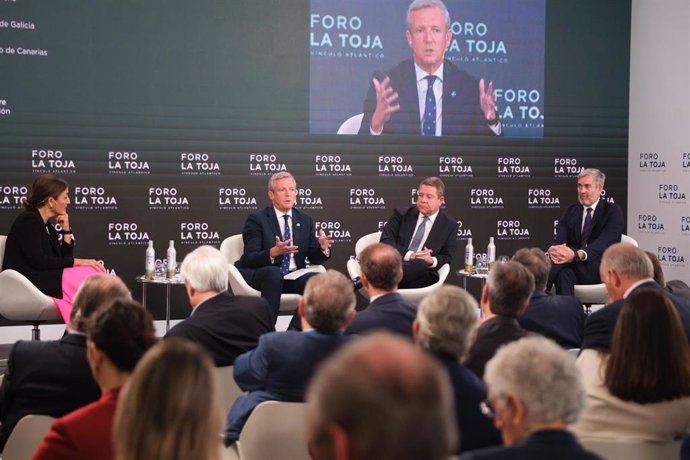 El presidente de la Xunta de Galicia, Alfonso Rueda; el de la Junta de Castilla-La Mancha, Emiliano García-Page; y el de Canarias, Fernando Clavijo, en la mesa de presidentes del Foro La Toja-Vínculo Atlántico.