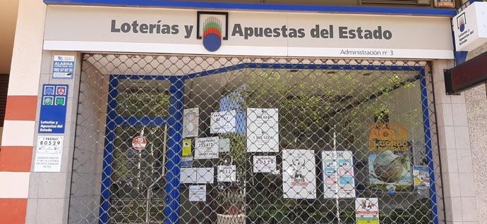 Administración número 3 de Loterías en Calahorra, donde ha tocado el primer premio este sábado, como se puede ya ver en el cartel a la izquierda de la imagen.