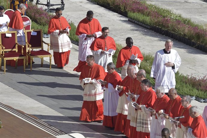 El nuevo cardenal José Cobo en el acto de nombramiento de cardenales, en la basílica vaticana de San Pedro, a 30 de septiembre de 2023, en Roma, (Italia). 