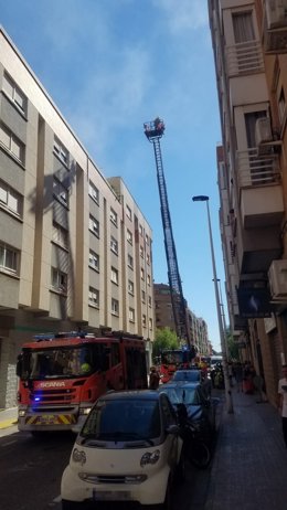 Tres atendidos en el incendio de una vivienda en Alboraia (Valencia)