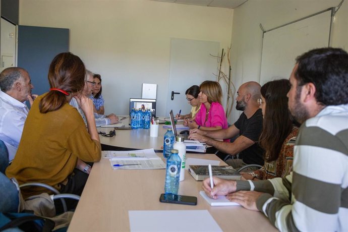 Reunión entre técnicos de la Diputación de Segovia, la diputada de Promoción Provincial y Desarrollo Rural Sostenible, Magdalena Rodríguez, y la empresa Tragsatec.
