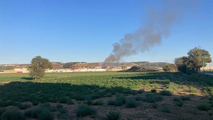 Columna de humo por el incendio en una nave en Santovenia de Pisuerga  (Valladolid).