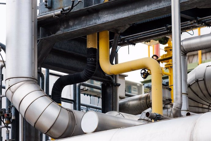 Archivo - 18 August 2022, Baden-Wuerttemberg, Rheinfelden: Pipes for natural gas (yellow-black) and hydrogen (yellow) are assembled in an industrial plant of Evonik. Sales of the major chemical and pharmaceutical companies in Baden-Wuerttemberg fell by 