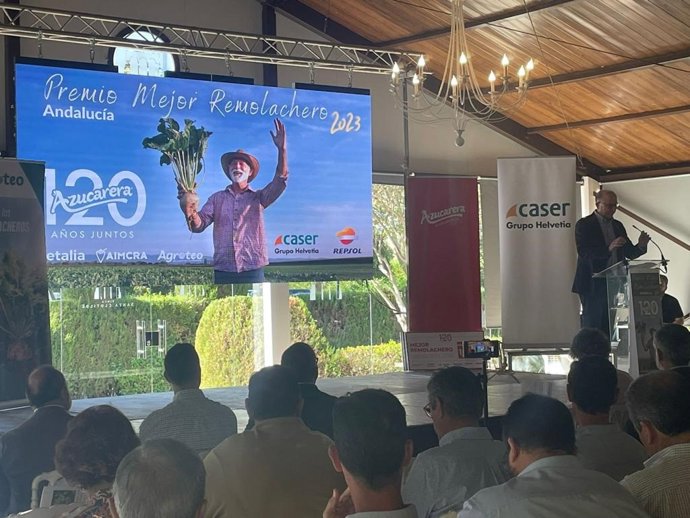 Imagen del acto celebrado en Los Palacios para premiar a los mejores remolacheros del año en Andalucía.