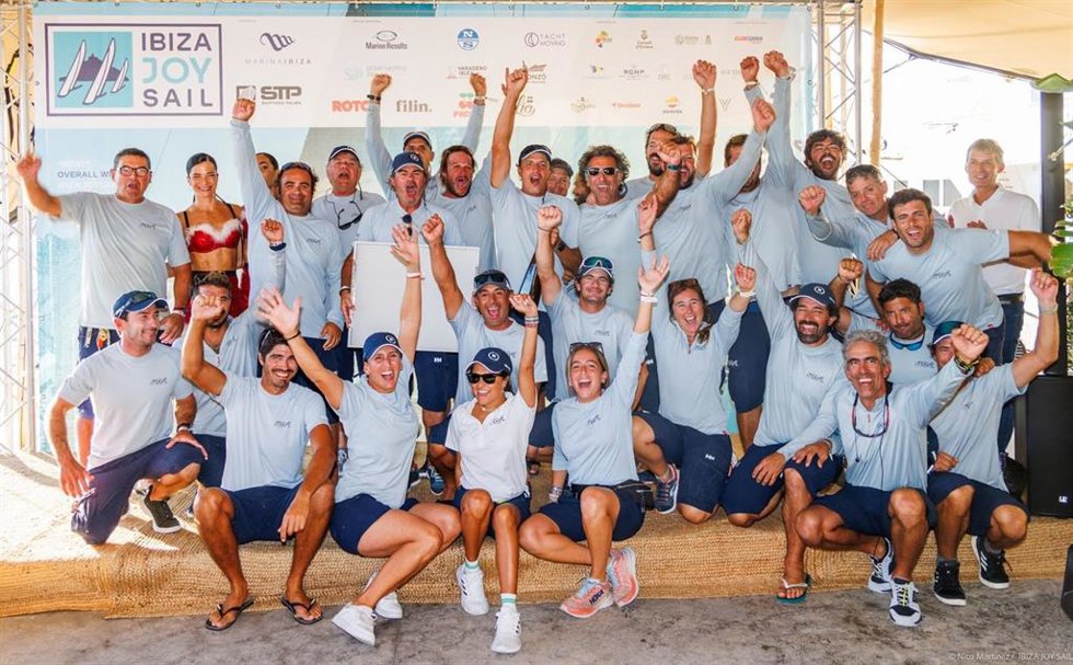 La tripulación del Moet celebrando su tercera Ibiza JoySail