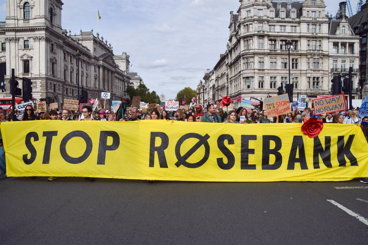 R.Unido.- Hundreds of people protested in London against the approval of the Rosebank oil field