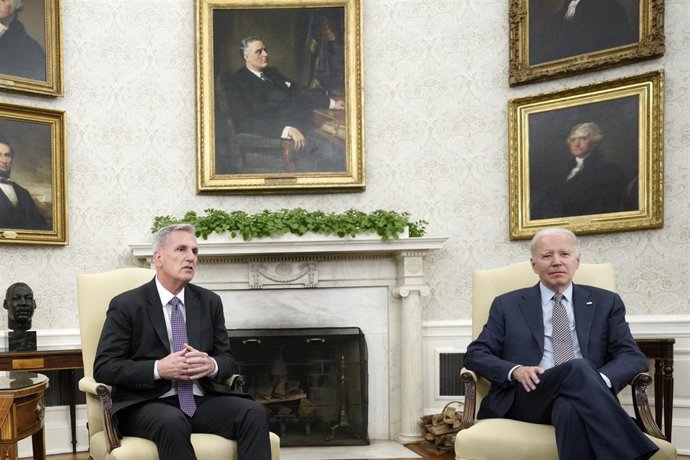 Archivo - Kevin McCarthy y Joe Biden