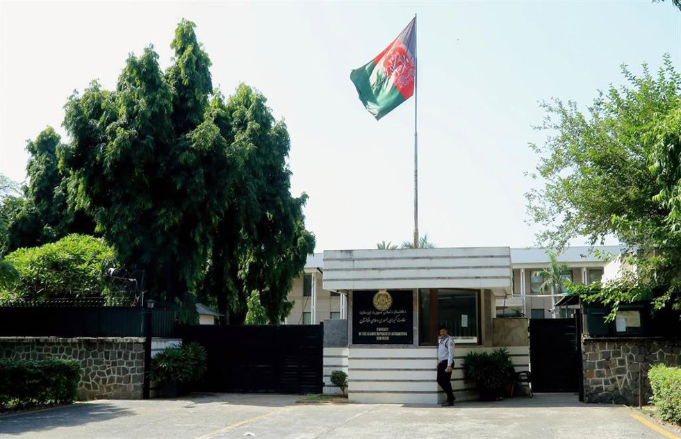 Una bandera de Afganistán desplegada en la embajada de la República Islámica de Afganistán en Nueva Delhi.