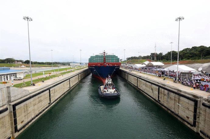 Archivo - COLON, June 27, 2016  Photo downloaded from the website of Panama's Presidency shows the container vessel COSCO Shipping Panama conducting its inaugural transit through the expanded Panama Canal in the city of Colon, capital of Colon Province,