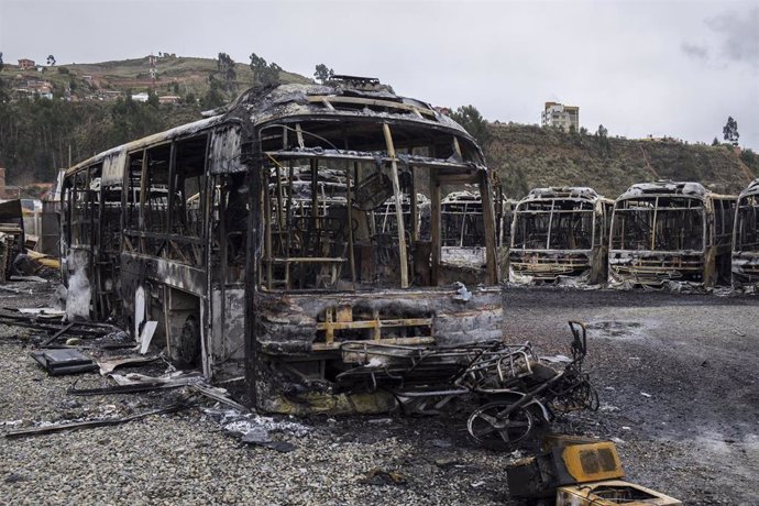 Archivo - Autobuses quemados en La Paz, Bolivia