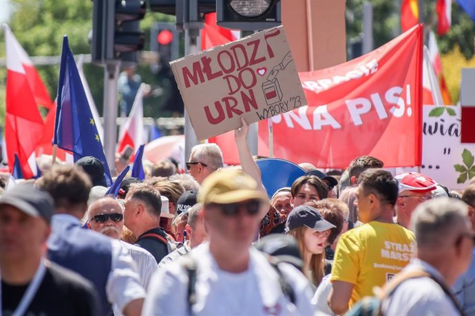 Archivo - Manifestación en contra del partido gobernante en Varsovia, Polonia