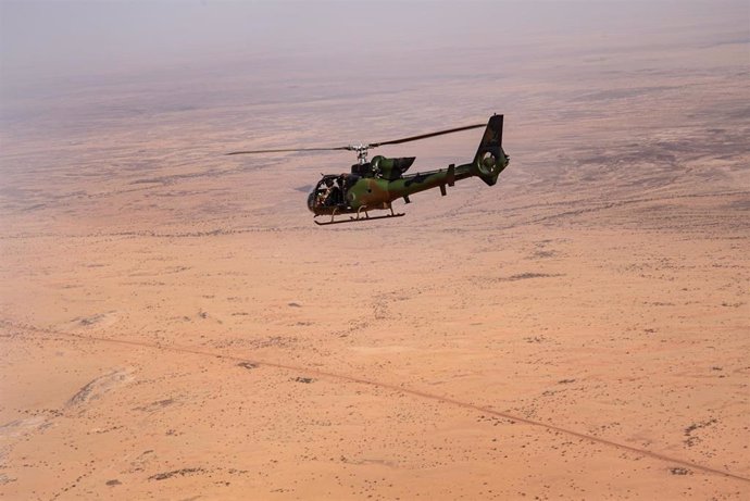 Archivo - Helicóptero de vigilancia sobre la carretera que conecta las ciudades de Gao y Gossi, en Malí