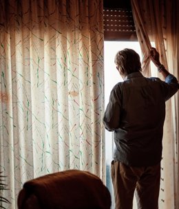 Archivo - Una persona mayor en su vivienda