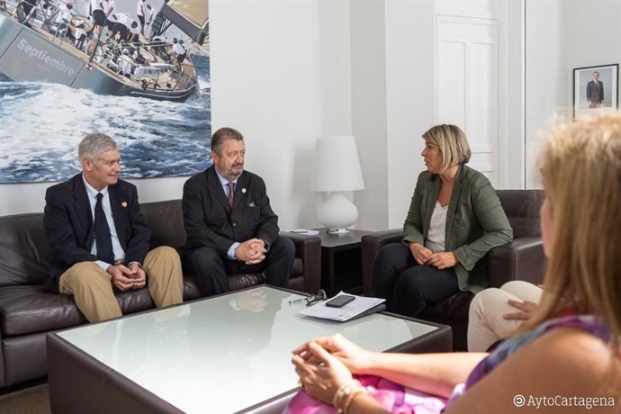 Visita del director general de la Academia de Ciencias y Artes Militares, Manfredo Monforte.