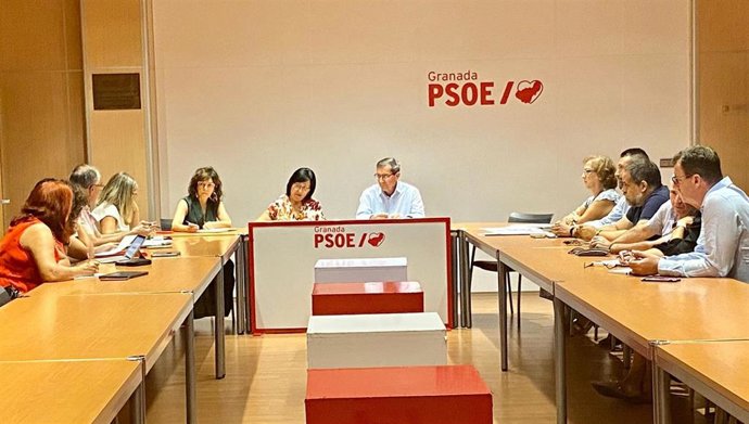 Encuentro de miembros del PSOE de Granada con sindicatos.
