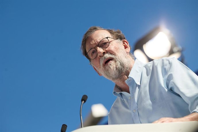 El expresidente del Gobierno Mariano Rajoy interviene durante la manifestación organizada por el PP, en la plaza de Felipe II, a 24 de septiembre de 2023, en Madrid (España). 