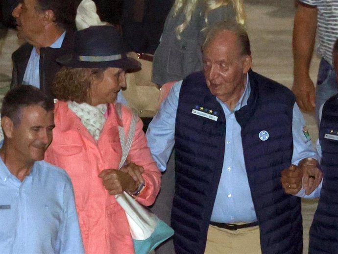 El rey Juan Carlos I y la infanta Elena regresando a puerto tras la cena en alta mar, a 30 de septiembre de 2023, en Sanxenxo (Galicia, España).