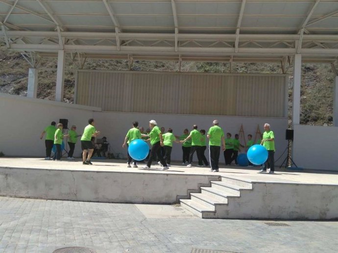 Personas mayores realizan actividad física
