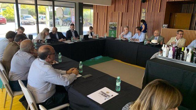 Reunión del Consejo Andaluz del Olivar celebrada en Mengíbar (Jaén).