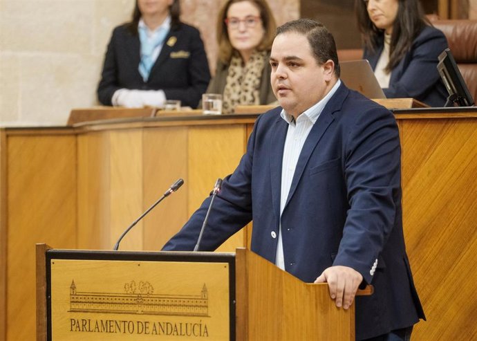Archivo - Imagen de archivo del diputado del PSOE-A Víctor Torres, en el Pleno del Parlamento andaluz