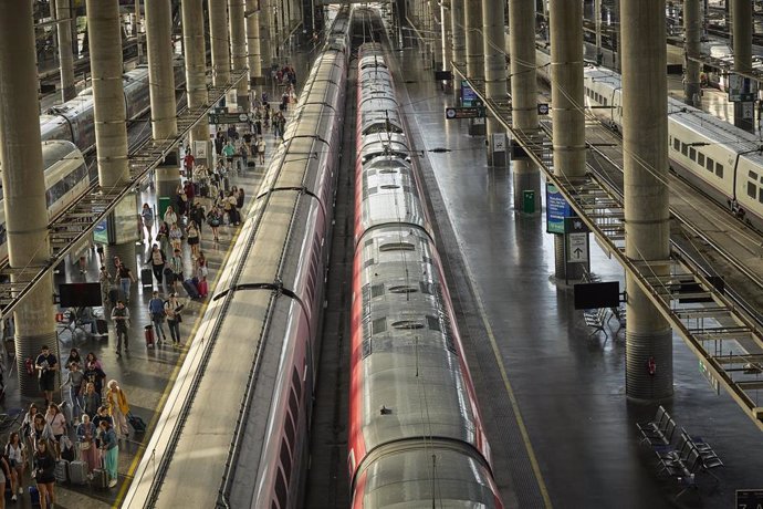 Varias personas con maletas en un andén de la estación de Atocha-Almudena Grandes, en Madrid (España). 