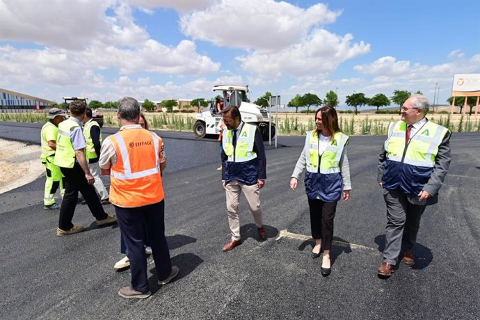 Visita de la consejera de Fomento, Rocío Díaz, a una de las actuaciones que se han realizado en los últimos meses en el acceso a la Ciudad Industrial y Tecnológica de Escúzar.