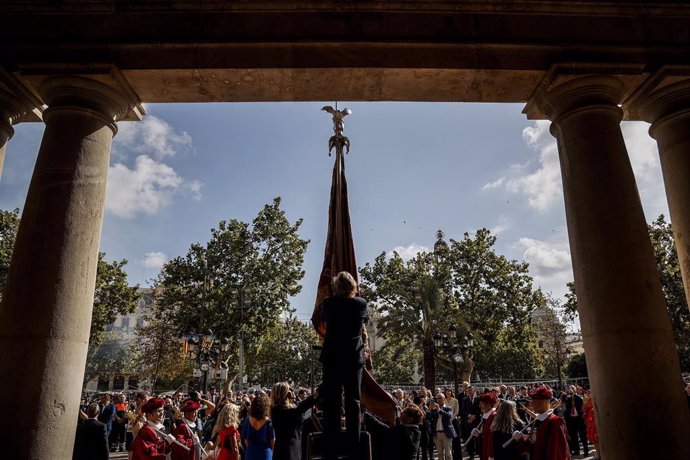 Archivo - Bandera, Reial Senyera, bajada durante una procesión cívica con motivo del 9 d’ octubre, en el exterior del ayuntamiento, a 9 de octubre de 2022