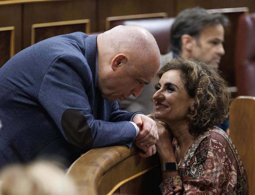 Archivo - El secretario general del Grupo Socialista en el Congreso, Rafael Simancas, conversa con la ministra de Hacienda y Función Pública, María Jesús Montero, durante una sesión plenaria, a 9 de febrero de 2023, en Madrid (España).