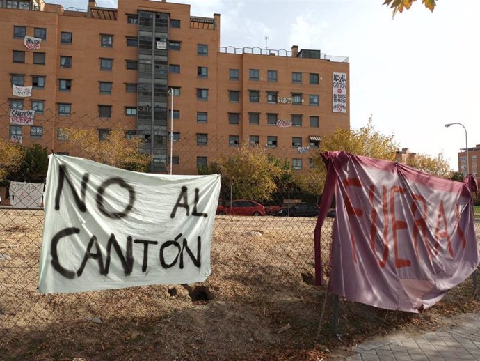 Archivo - Protesta vecinal contra el cantón de limpieza de la calle Morales, en el PAU de Carabanchel