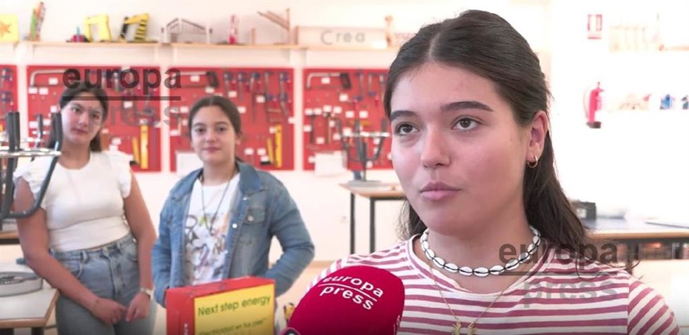 Alumnas extremeñas diseñadoras de unas zapatillas