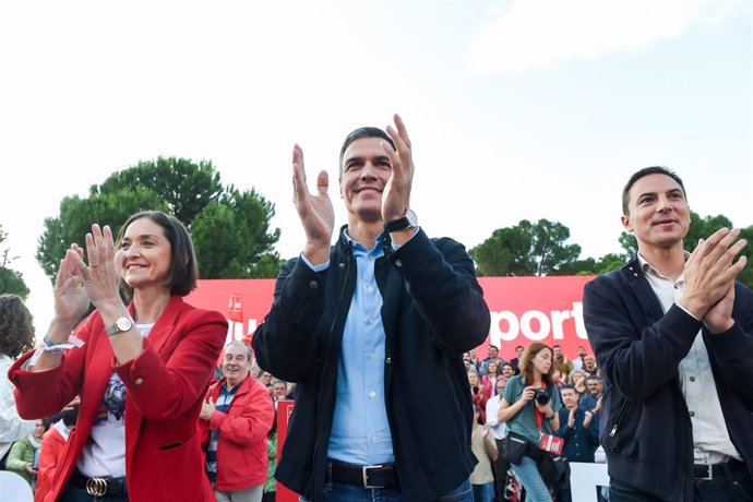 Archivo - El presidente del Gobierno Pedro Sánchez, junto a Reyes Maroto y Juan Lobato.