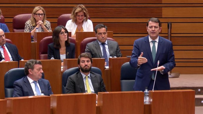 El presidente de la Junta, Alfonso Fernández Mañueco, durante una intervención en el Pleno de las Cortes