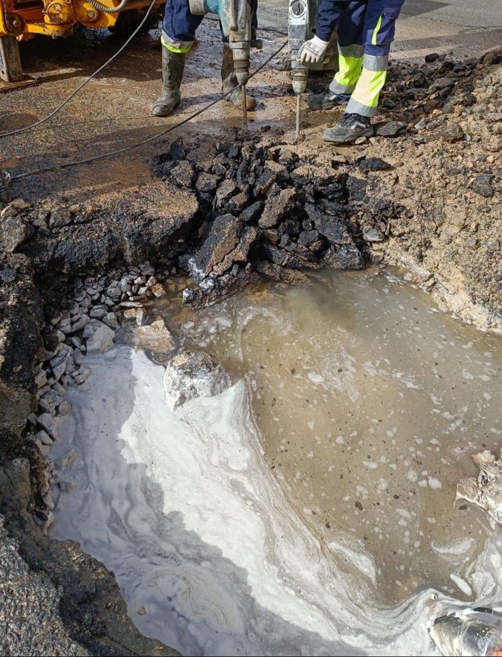 Archivo - El Consorcio de Abastecimiento de Aguas a Fuerteventura (CAAF) repara una avería en la tubería principal que suministra a parte del casco de Puerto del Rosario