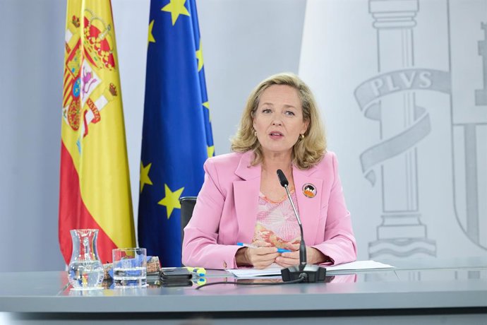 La vicepresidenta primera y ministra de Economía y Transformación Digital en funciones, Nadia Calviño, durante una rueda de prensa posterior a la reunión del Consejo de Ministros, en el Palacio de la Moncloa, a 25 de septiembre de 2023, en Madrid (Españ