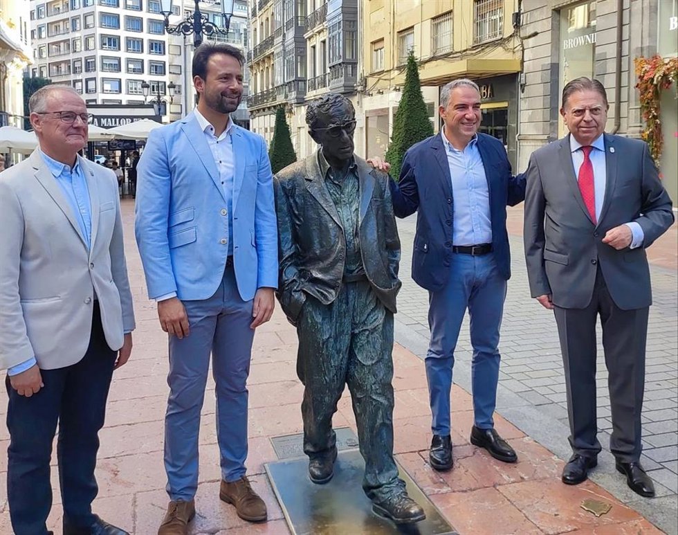 Diego Canga, Álvaro Queipo, Elias Bendodo y Alfredo Canteli durante un acto político del PP en Oviedo