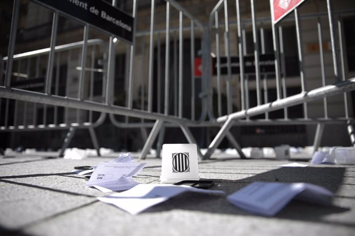 Manifestants dipositen urnes amb paperetes de l'1-O davant de la Prefectura Superior de Policia de Catalunya